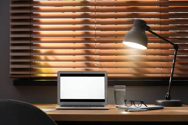 Moderner Laptop Und Lampe Auf Tisch Neben Fenster Büro — Stockfoto