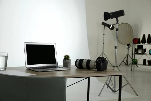 Interior Del Estudio Fotográfico Con Conjunto Equipos Profesionales Lugar Trabajo — Foto de Stock