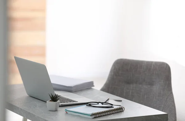 Ofisteki Gri Masada Dizüstü Bilgisayarı Olan Modern Işyeri — Stok fotoğraf