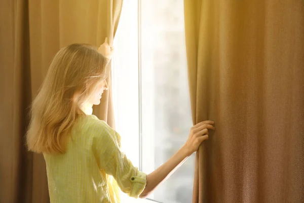 Mujer Joven Abriendo Cortinas Ventana Casa — Foto de Stock