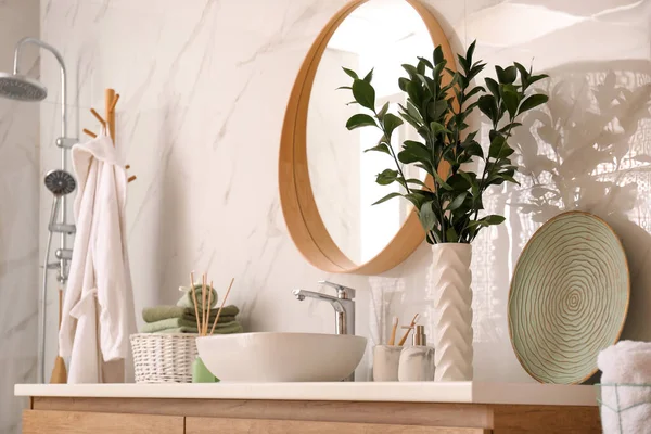 Vase Mit Schönen Ästen Und Toilettenartikeln Der Nähe Der Waschbecken — Stockfoto