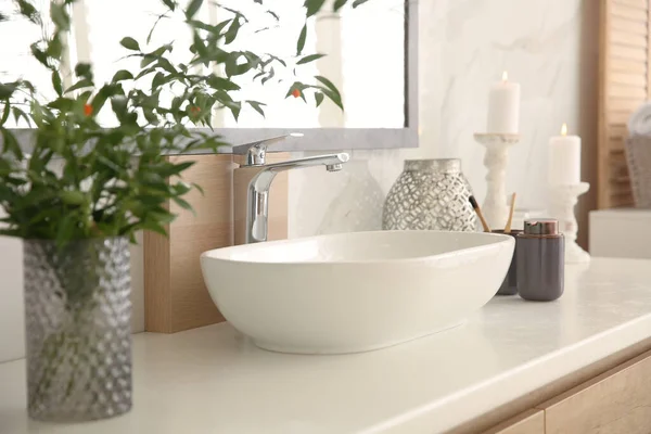 Vase Mit Schönen Ästen Und Toilettenartikeln Der Nähe Der Waschbecken — Stockfoto
