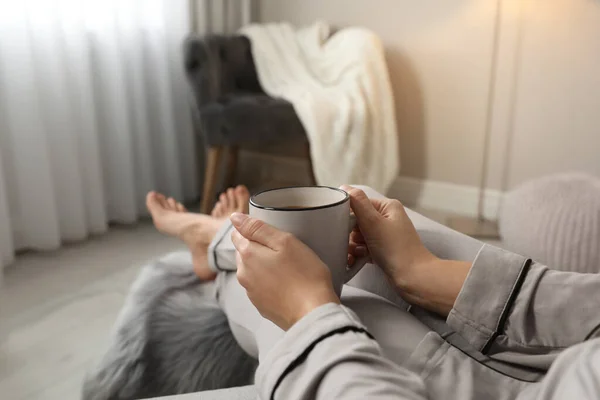 Mujer Con Taza Bebida Caliente Descansando Casa Primer Plano — Foto de Stock