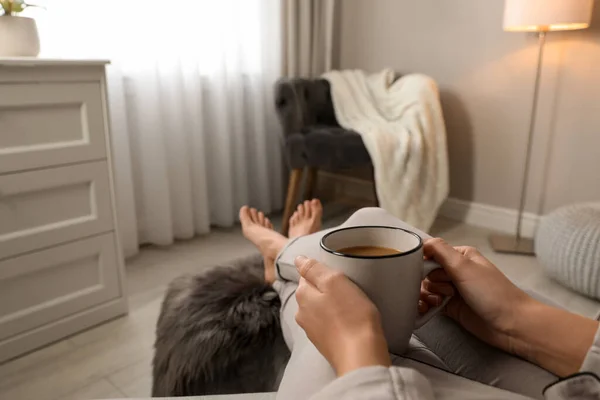 Mujer Con Taza Bebida Caliente Descansando Casa Primer Plano Espacio — Foto de Stock