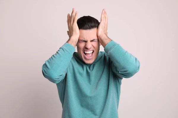 Retrato Del Hombre Estresado Sobre Fondo Claro — Foto de Stock