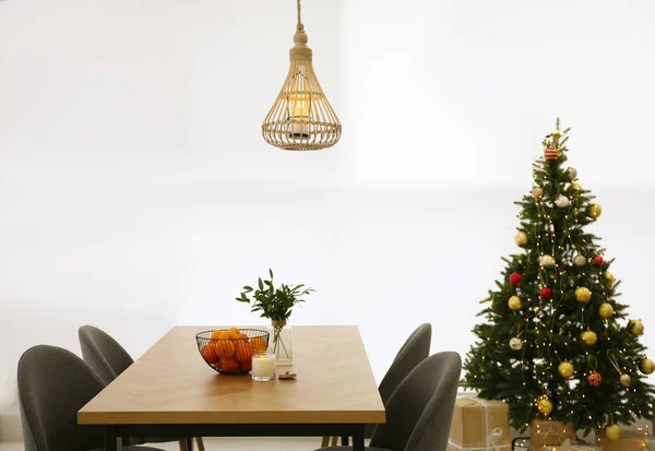 Dřevěný Stůl Vánoční Stromek Moderním Obývacím Pokoji Návrh Interiéru — Stock fotografie