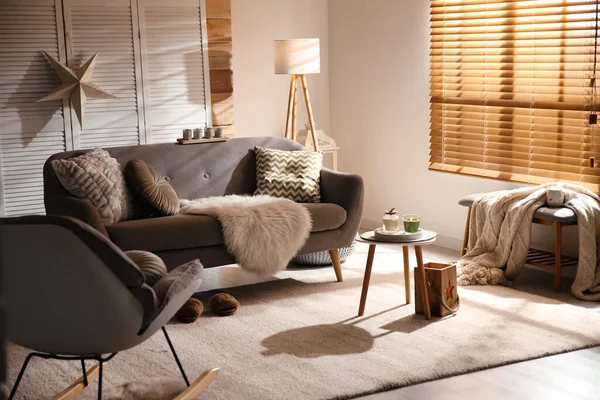 Geräumiges Wohnzimmer Mit Bequemem Sofa — Stockfoto