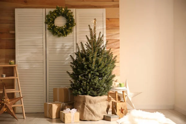 Großzügige Raumausstattung Mit Kleinem Weihnachtsbaum Und Kranz — Stockfoto