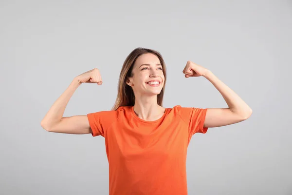 Mujer Fuerte Como Símbolo Poder Femenino Sobre Fondo Gris Claro — Foto de Stock