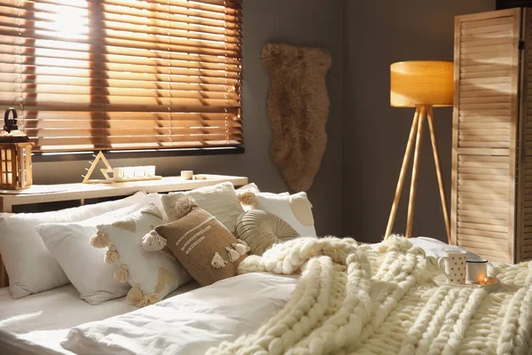 Yatak Sıcak Örülü Battaniye Odanın Penceresinin Yanındaki Yastıklar Tasarım — Stok fotoğraf