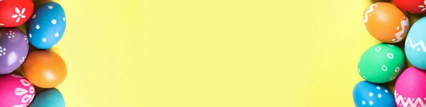 Kolorowe Pisanki Miejsce Tekst Żółtym Tle Płaskie Nioski Konstrukcja Banera — Zdjęcie stockowe