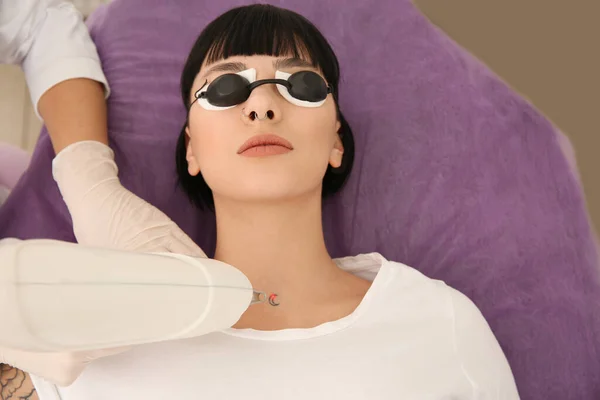 Giovane Donna Sottoposta Procedura Rimozione Del Tatuaggio Laser Nel Salone — Foto Stock