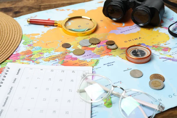 Διαφορετικά Αξεσουάρ Ταξιδιού Και Παγκόσμιο Χάρτη Στο Τραπέζι Closeup Σχεδιασμός — Φωτογραφία Αρχείου
