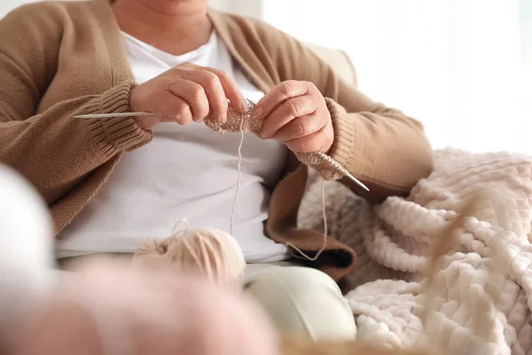 Elderly Woman Knitting Home Closeup Creative Hobby — Stock Photo, Image