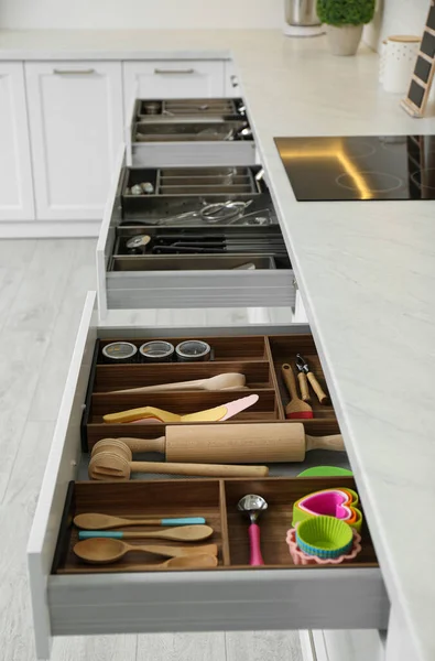 Открытые Ящики Различной Посудой Кухне — стоковое фото