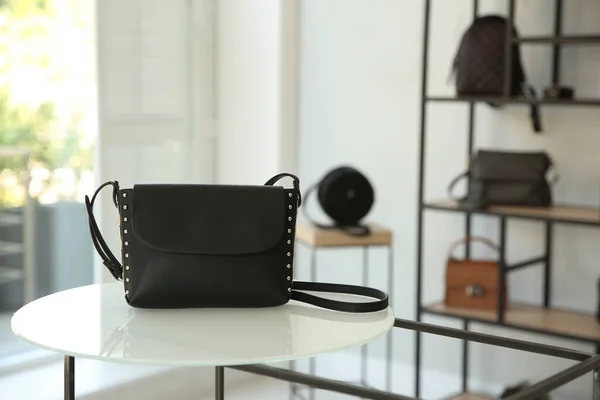 Elegante Bolso Mujer Stand Boutique Espacio Para Texto — Foto de Stock