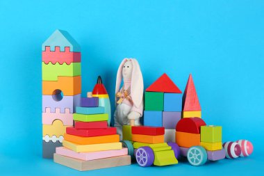 Mavi arka planda farklı oyuncaklar