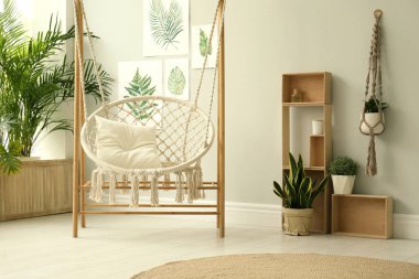 Şık bir odada rahat bir hamak sandalyesi. İç mimari