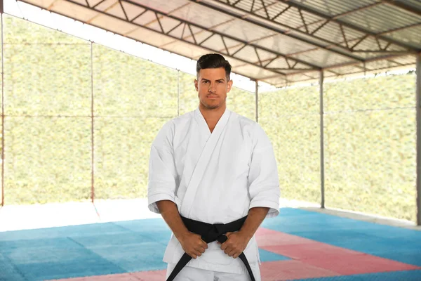 Entrenador Karate Con Kimono Cinturón Negro Gimnasio Aire Libre —  Fotos de Stock
