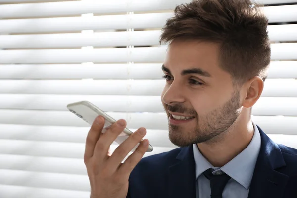 Jovem Usando Pesquisa Por Voz Smartphone Dentro Casa — Fotografia de Stock