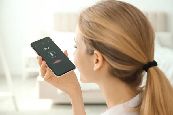 Jonge Vrouw Met Behulp Van Voice Search Smartphone Binnen — Stockfoto