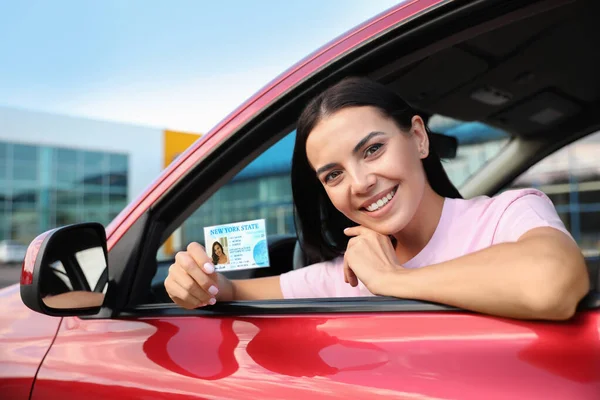 Jovem Feliz Segurando Licença Enquanto Está Sentado Carro Escola Condução — Fotografia de Stock