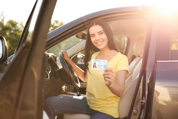 Jovem Feliz Segurando Licença Enquanto Sentado Carro Livre Escola Condução — Fotografia de Stock