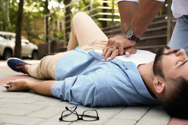 Passerby Utför Hlr Medvetslös Ung Man Utomhus Första Hjälpen — Stockfoto