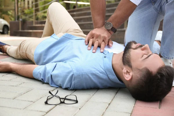 Passerby Utför Hlr Medvetslös Ung Man Utomhus Första Hjälpen — Stockfoto