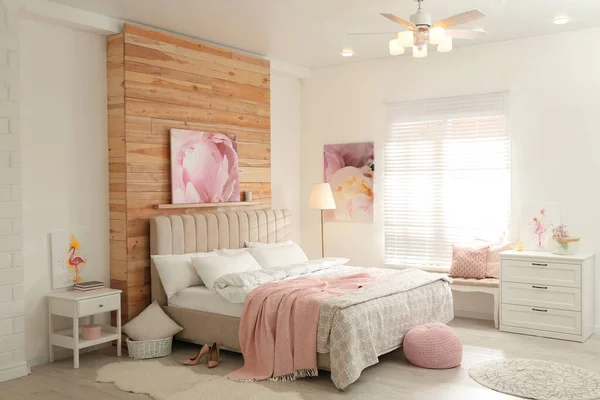 Elegante Dormitorio Interior Con Ventilador Techo Moderno Imágenes — Foto de Stock