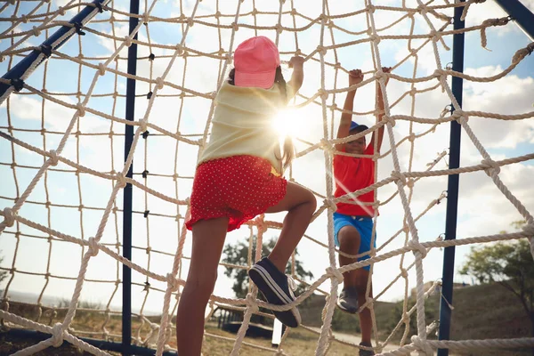 Lindos Niños Trepador Cuerdas Juegos Aire Libre Campamento Verano — Foto de Stock