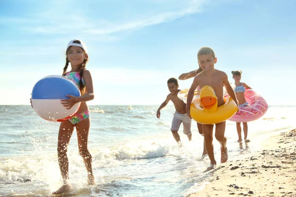 귀여운 아이들은 해변에서 즐긴다 — 스톡 사진