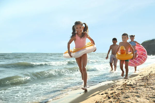 Lindos Niños Disfrutando Día Soleado Playa Campamento Verano —  Fotos de Stock