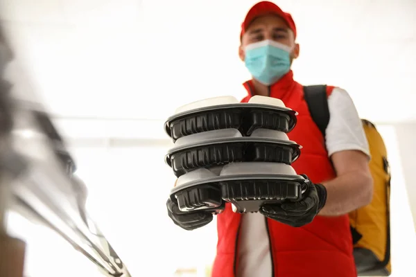 Mensajero Máscara Protectora Guantes Con Orden Interior Centran Las Manos —  Fotos de Stock