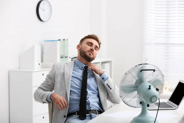 Hombre Que Sufre Calor Frente Ventilador Lugar Trabajo —  Fotos de Stock
