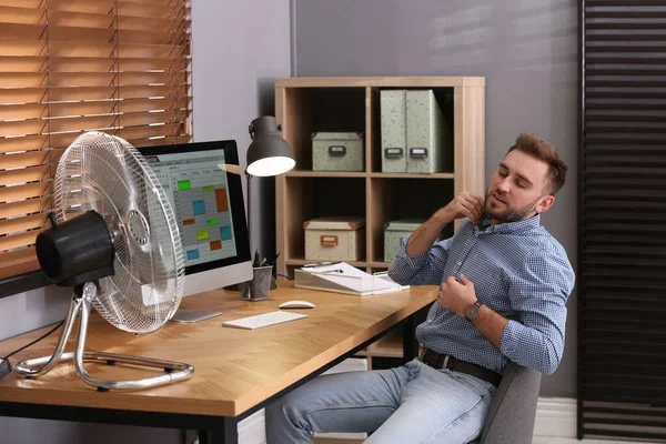 Hombre Que Sufre Calor Frente Ventilador Lugar Trabajo — Foto de Stock