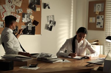 Ofiste çalışan profesyonel dedektifler.