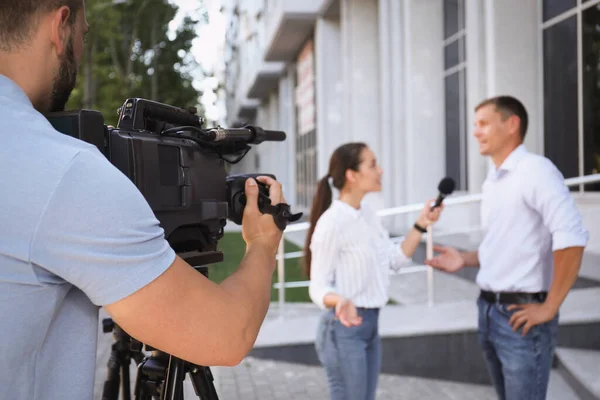 Jornalista Profissional Operador Com Câmera Vídeo Levando Entrevista Livre — Fotografia de Stock