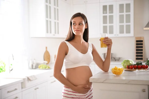 Jovem Grávida Com Copo Suco Cozinha Cuidar Saúde Bebê — Fotografia de Stock