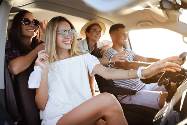 Glückliche Freunde Gemeinsam Auto Auf Roadtrip — Stockfoto