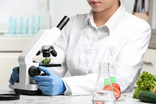 Wissenschaftler Inspiziert Brokkoli Mit Dem Mikroskop Labor Nahaufnahme Giftnachweis — Stockfoto
