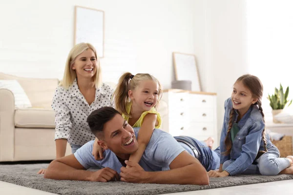 Gelukkig Familie Tijd Doorbrengen Samen Thuis — Stockfoto