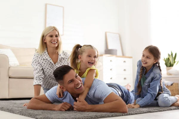 Feliz Familia Pasando Tiempo Juntos Casa —  Fotos de Stock