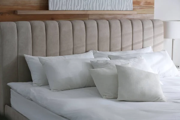 床与柔软的枕头在房间里 现代内陆 — 图库照片