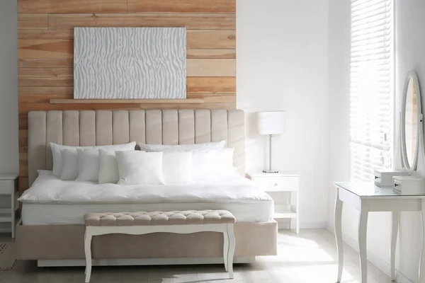 柔らかい白い枕を屋内で快適なベッド — ストック写真