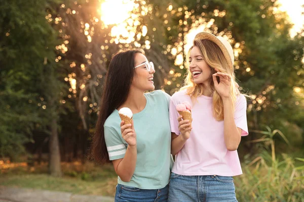 Giovani Donne Con Gelato Passare Del Tempo Insieme All Aperto — Foto Stock