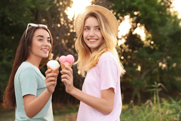 Young Women Ice Cream Spending Time Together Outdoors — Stock Photo, Image