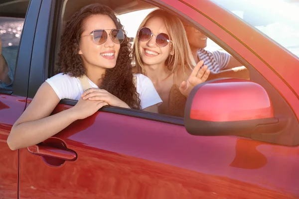 Amigos Felices Juntos Coche Viaje Por Carretera —  Fotos de Stock