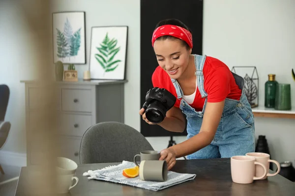 Jovem Fotógrafo Tirar Fotos Copos Mesa Dentro Casa — Fotografia de Stock