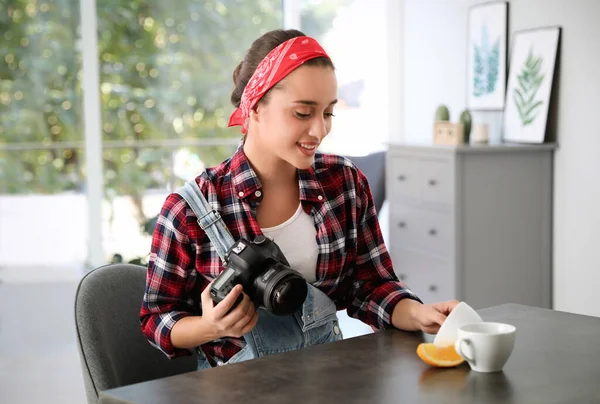 Joven Fotógrafo Tomando Fotos Tazas Mesa Interiores — Foto de Stock